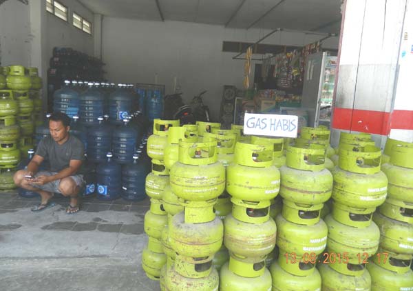 KOSONG – Tumpukan tabung elpiji kemasan 3 kilogram tanpa isi, di salah satu agen di Ngawi. foto: zainal abidin/BANGSAONLINE