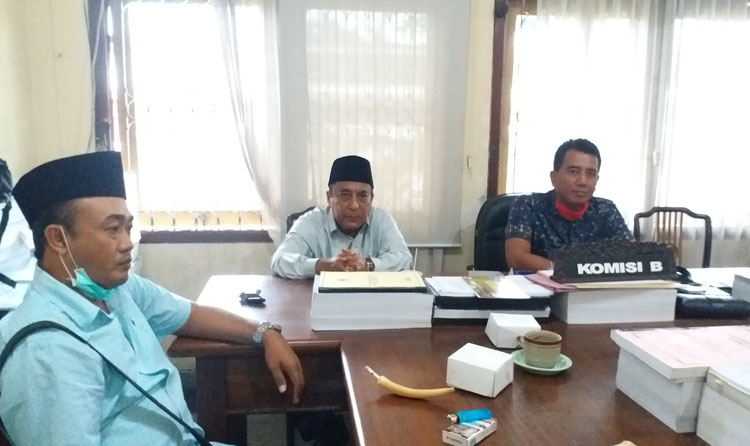 Ketua Komisi B Rokib (kanan), Sekretaris Komisi B Drs. KH. Moh. Jamhuri, dan  Fathor Rosi usai rapat tertutup dengan Sekwan terkait alokasi anggaran penanganan Covid-19, Selasa (7/4).