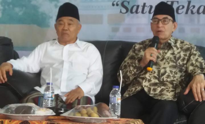 Dr Alwi Shihab (kanan) dan Dr. KH. Asep Saifuddin Chalim, MA (kiri) dalam acara Rapat Kerja Yayasan Amanatul Ummah Pacet Mojokekrto Jawa Timur, Senin (8/7/2019). foto: bangsaonline.com