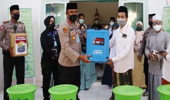 Kapolres Sumenep menyerahkan bantuan kepada Ponpes Annuqoyah.