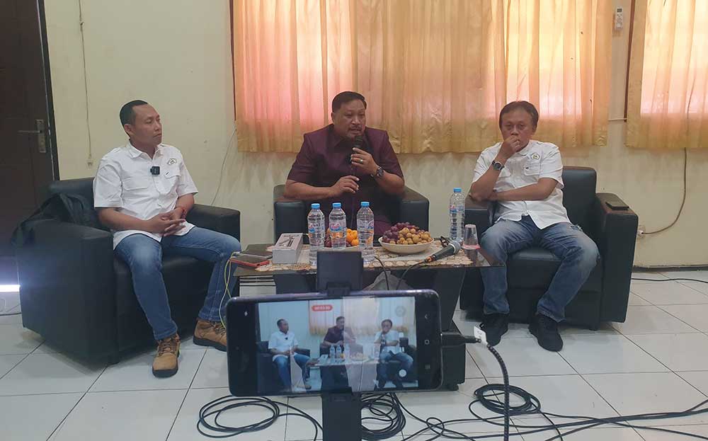 Dari kiri, M. Syuhud Almanfaluty, Mujid Riduan, dan Miftahul Arif saat FGD. Foto: Ist.