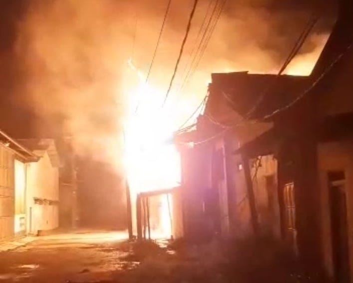 Gudang Tiner di Trosobo Sidoarjo Terbakar Dini Hari, Perlu 2 Jam untuk Jinakkan Api