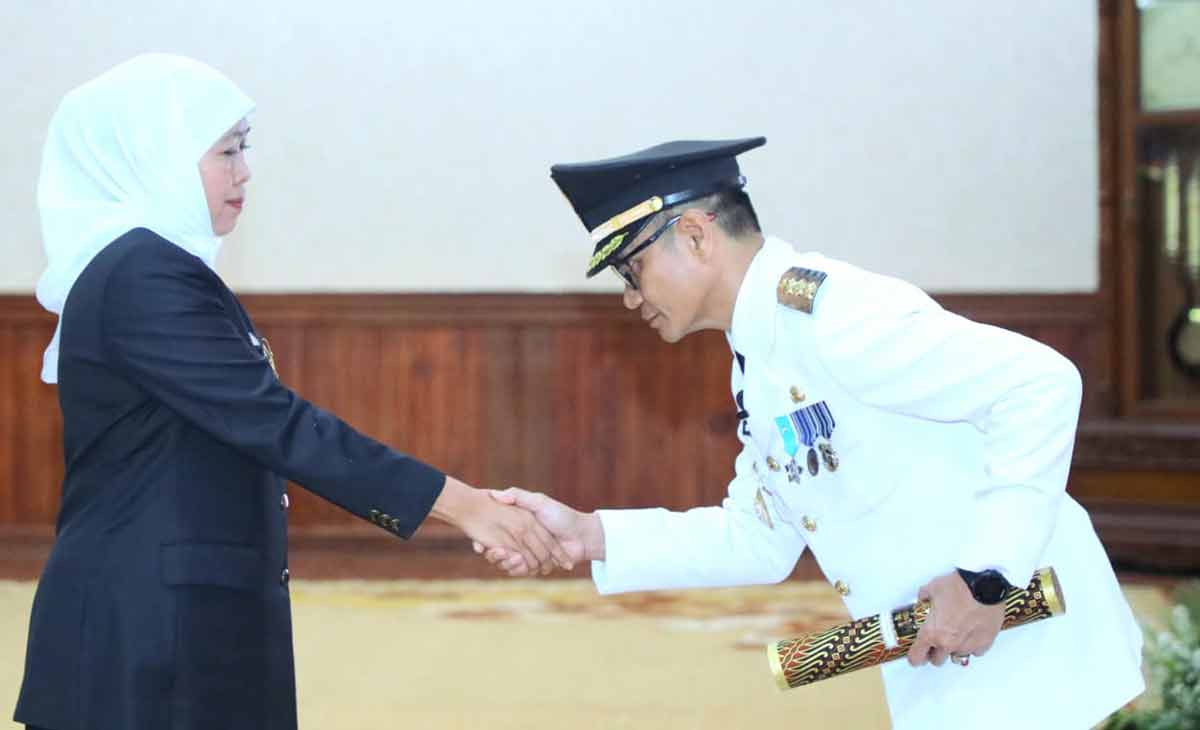 Gubernur Khofifah saat melantik Heru Suseno sebagai Pj Bupati Tulungagung.
