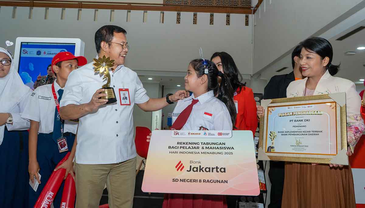 Direktur Kepatuhan Bank Jakarta, Ateng Rivai, saat bersama para pelajar.