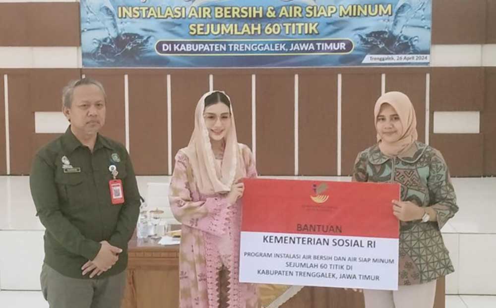 Ketua Tim Penggerak PKK Kabupaten Trenggalek Novita Hardini saat menyerahkan bantuan instalasi air bersih dari Kementerian Sosial secara simbolis.