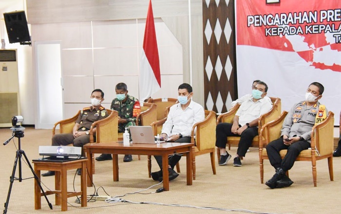 Dari kiri: Kepala Kejaksaan Negeri (Kajari) Kota Kediri Sofyan Selle, Wali Kota Kediri Abdullah Abu Bakar, dan Kapolres Kediri Kota AKBP Eko Prasetyo saat mengikuti arahan Presiden Jokowisecara virtual. foto: ist.