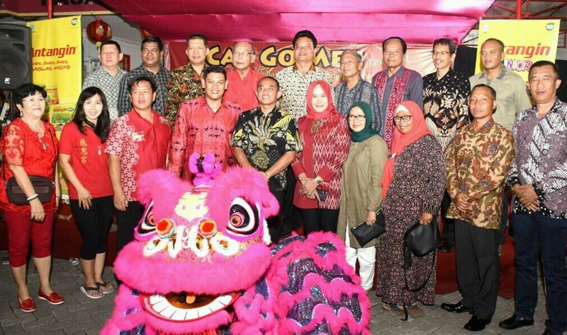 Wali Kota Kediri, Abdullah Abu Bakar berfoto bersama saat menghadiri perayaan Cap Go Meh. (foto: ist)