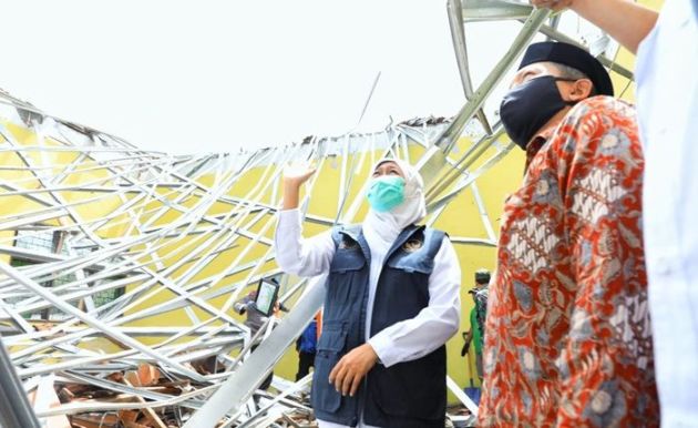 Gubernur Jawa Timur Khofifah Indar Parawansa saat meninjau korban gempa di Malang, Minggu (11/4/2021). foto: ist/ bangsaonline.com