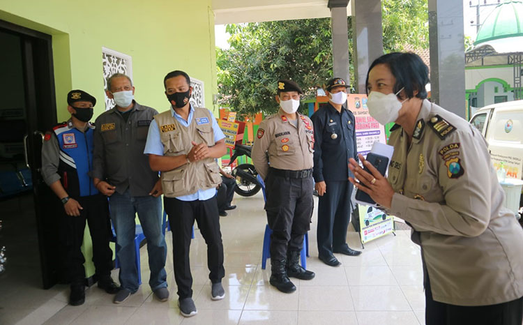 Forkopimcam Ngadiluwih dan 3 Pilar Desa Dukuh serta Ketua dan Anggota Kampung Tangguh Semeru Desa Dukuh saat menyambut Tim Penilai dari Polda Jatim. (foto: ist).