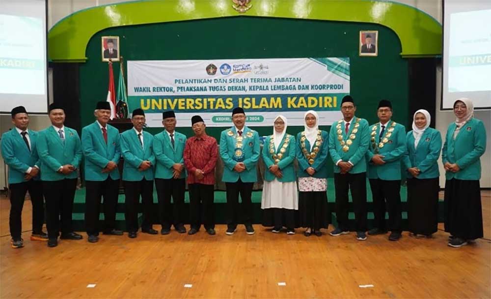 Rektor Uniska Kediri, Bambang Yulianto foto bersama jajaran usai pelantikan. Foto: Ist.