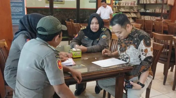 Satpol PP Bangkalan saat menggelar sosialisasi aturan operasional usaha selama ramadhan