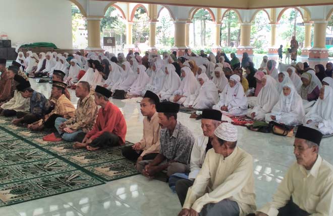 Ratusan warga melaksanakan istighosah sebelum penerimaan santunan dari LSPT di Masjid Ulul Albab Tebuireng, Senin (10/10). foto: ROMZA/ BANGSAONLINE