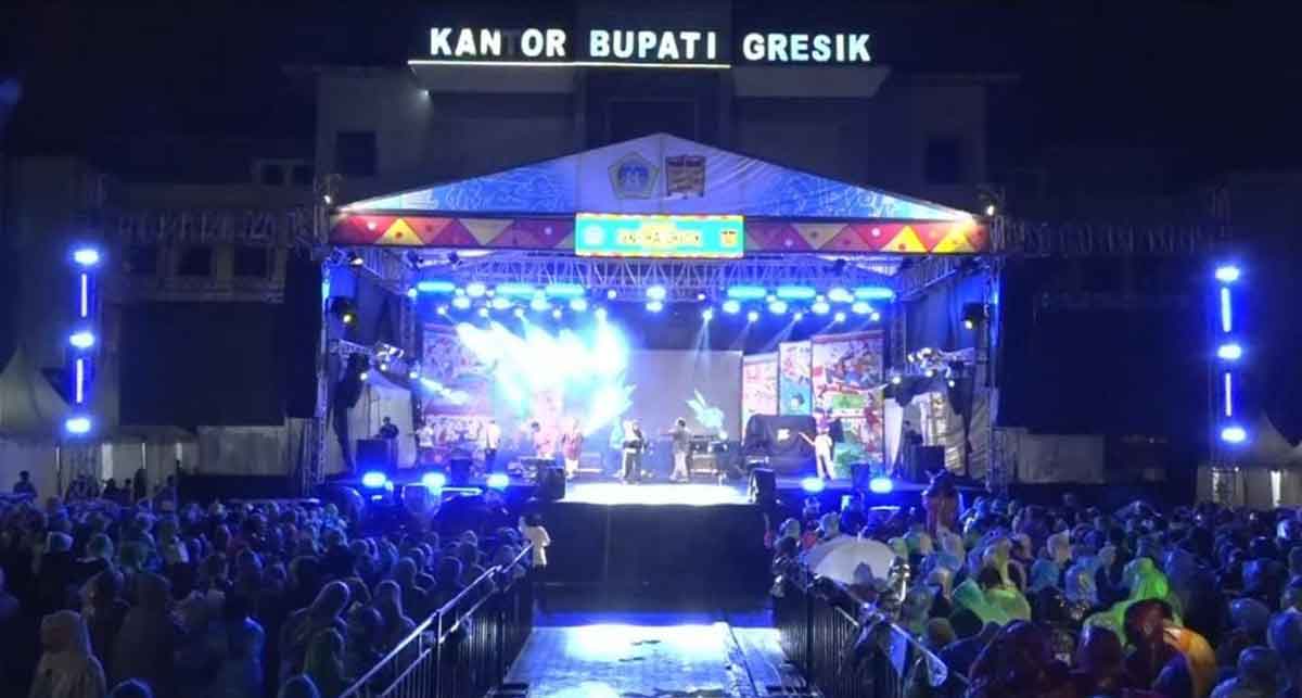 Konser Seniora 2025 yang Denny Caknan di halaman Kantor Bupati Gresik. Foto: Ist