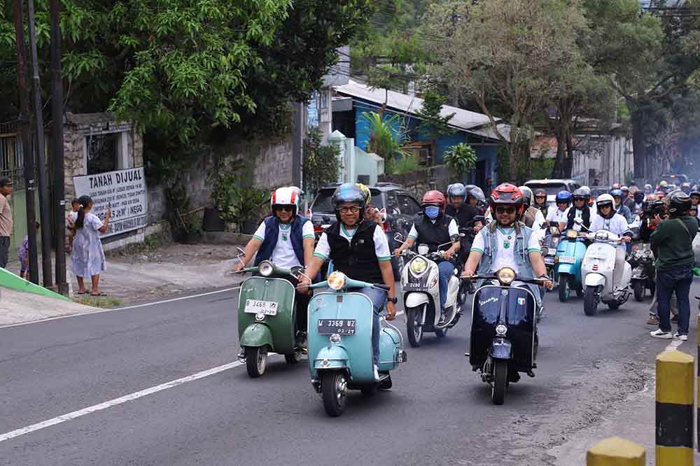 Wali Kota Batu, Nurochman saat ikuti kirab porprov Jatim IX bersama komunitas Vespa. (Ist)