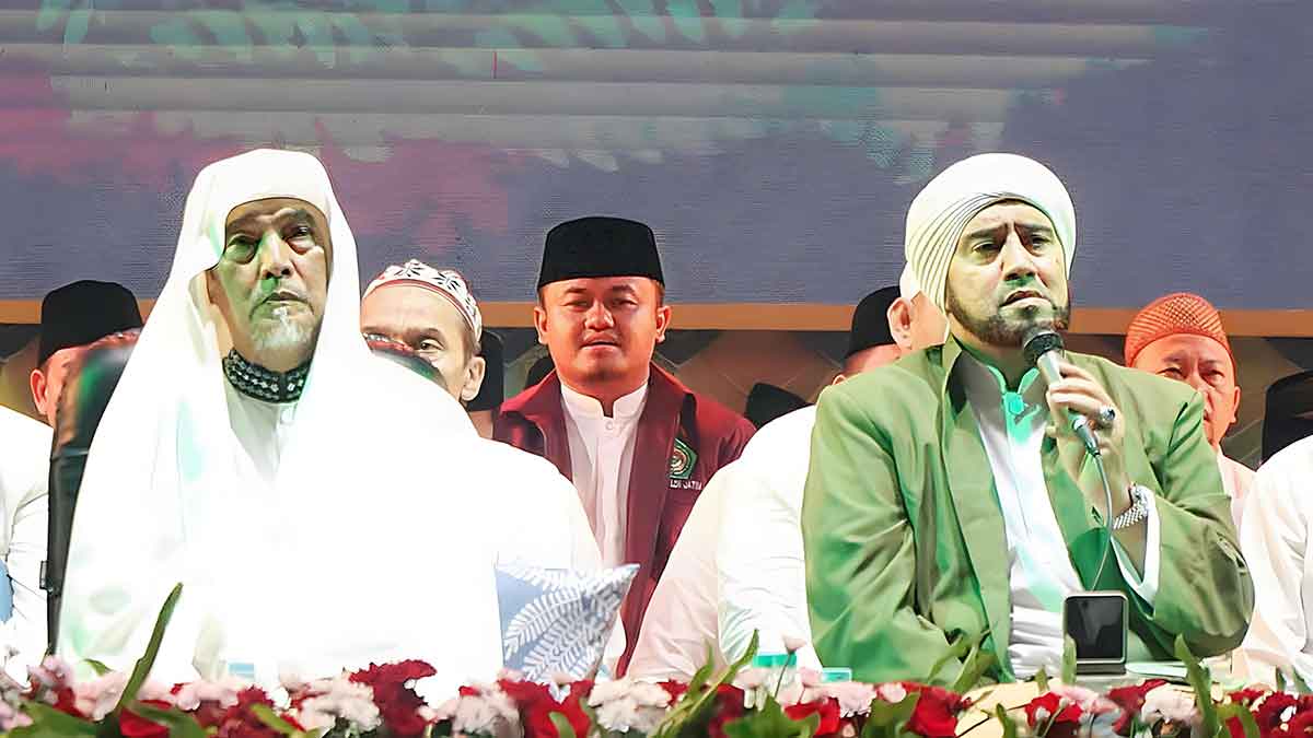 Asyhari Eko Prayitno, Wakil Ketua Pemuda LDII Jatim duduk di antara Pengasuh Ponpes Lirboyo, KH Abdullah Kafabihi Mahrus (kiri), dan Habib Syech bin Abdul Qodir Assegaf. Foto: Ist