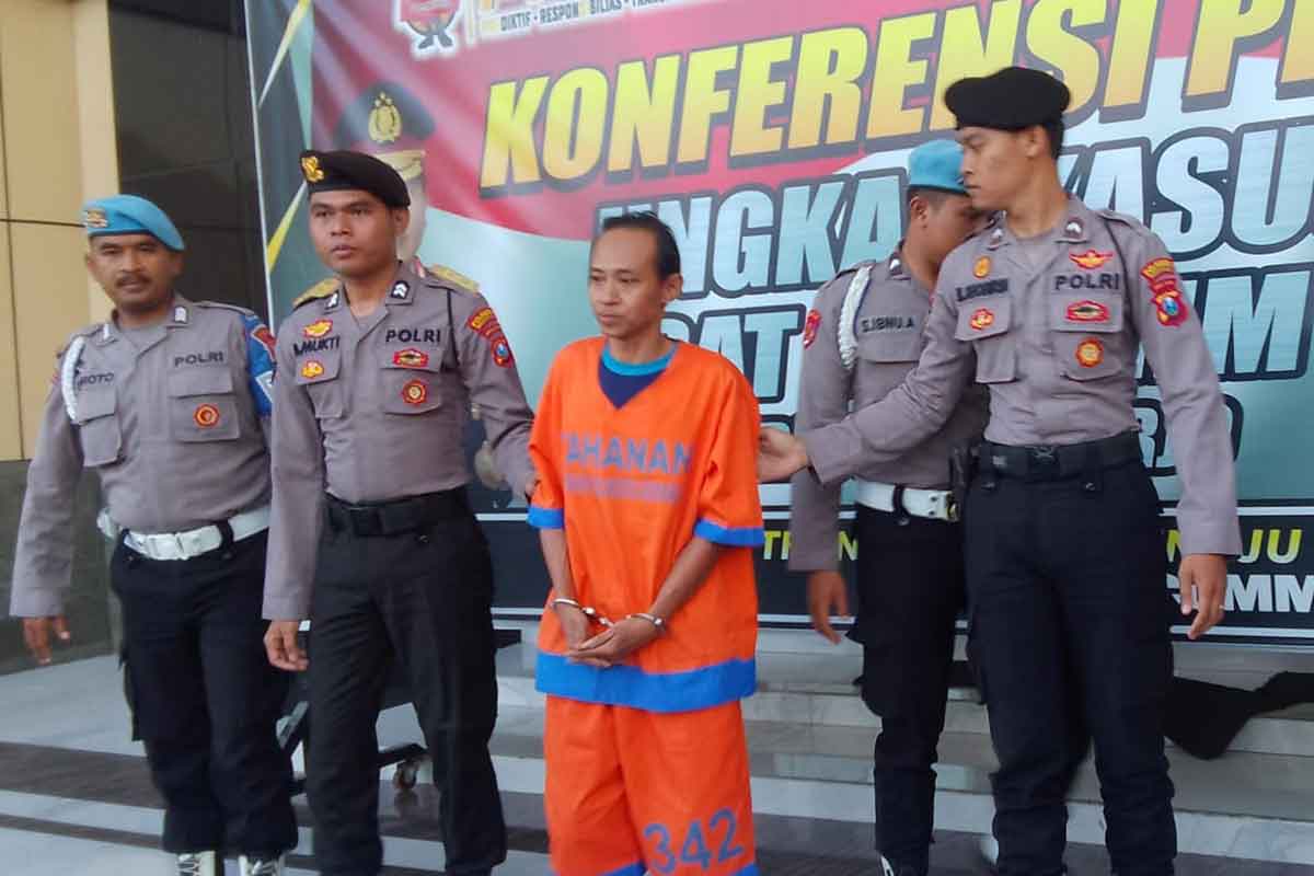 Pelaku penusukan kepada anak tirinya saat pers rilis di Mapolres Sidoarjo.