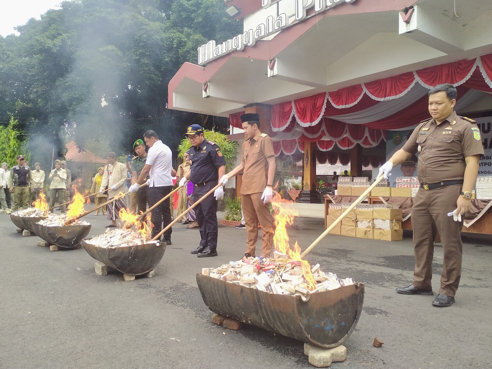 Pemusnahan ribuan batang rokok ilegal di Pendopo Kabupaten Trenggalek (dok. Ist)