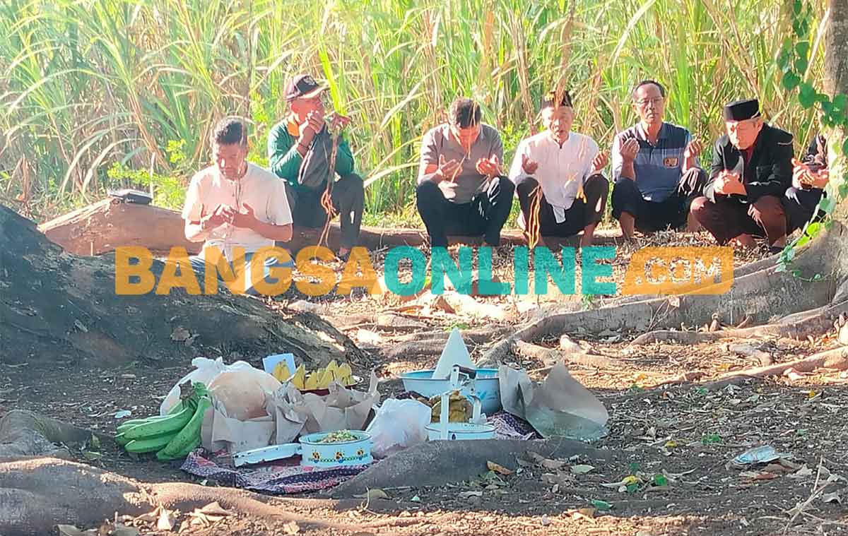 Selamatan di salah satu petilasan leluhur di Desa Milangasri, Kecamatan Panekan, Magetan. Foto: ANTON SUROSO/BANGSAONLINE