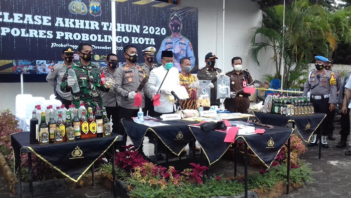 Kapolres Probolinggo Kota AKBP RM Jauhari saat rilis bersama forkopimda kepada sejumlah wartawan, Selasa (29/12/20). 
