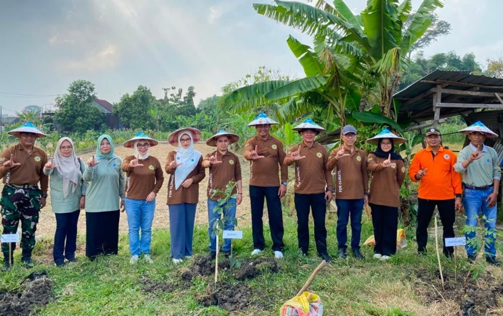 Bupati Mojokerto Muhammad Albarraa saat kegiatan penanaman pohon bersama di Lapangan Desa Gunungan, Kecamatan Dawarblandong, Sabtu (6/6/2026) pagi.