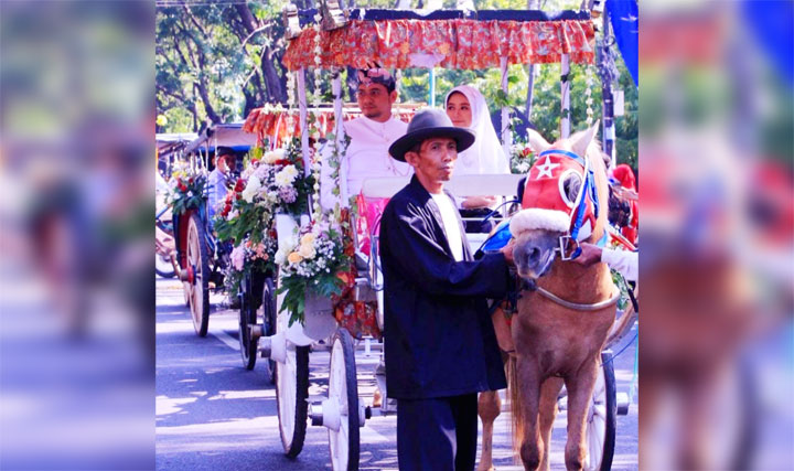 Plt. Wali Kota Pasuruan Raharto Teno Prasetyo beserta istri saat diarak menggunakan andong hias dalam puncak peringatan Hari Jadi Kota Pasuruan ke-334.