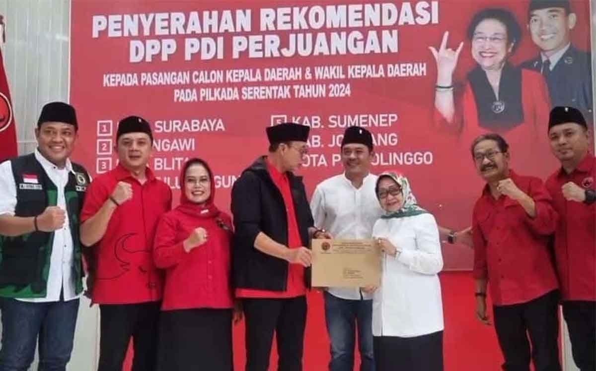 Mundjidah Wahab dan Sumrambah saat terima SK rekom di Kantor DPD PDIP Jatim.