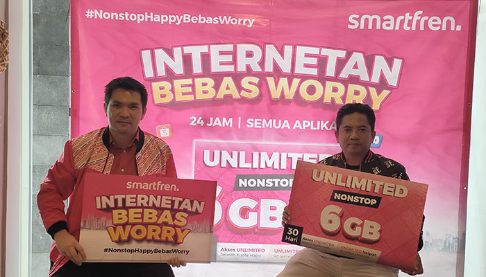 Regional Head Greater EJ, NCJ & BN Smartfren, Litoco Gunawan (kiri), dan Head of Regional Network Operation-East Java Bali Nusra, Wahyudiono. Foto: MUJI HARJITA/BANGSAONLINE