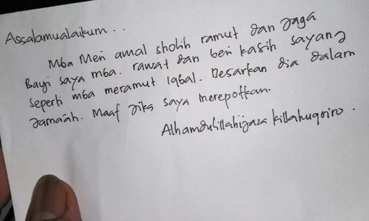 Surat dari orang tua si bayi juga ditemukan di dalam kardus. (foto: ist)