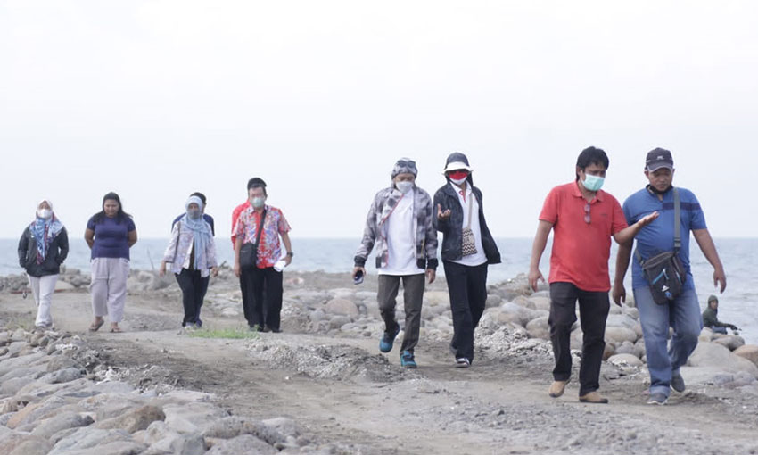 Pengurus FPTI Jawa Timur didampingi pengurus KONI Situbondo saat supervisi venue panjat tebing.