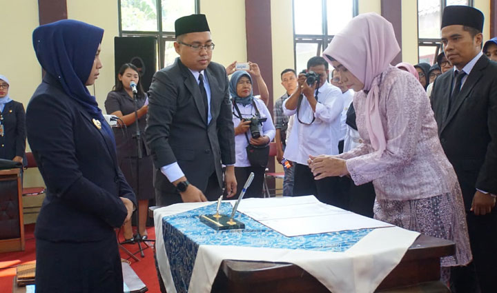 Perwakilan kepala sekolah saat menandatangani berita acara pengukuhan disaksikan Wali Kota Mojokerto Ika Puspitasari.