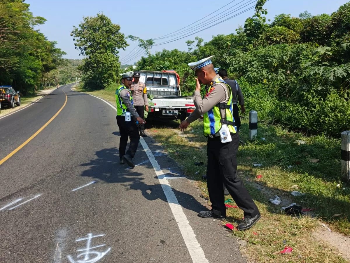 Pickup Diduga Masuk Jalur Lawan, Pemotor Tewas dalam Kecelakaan Beruntun di Lamongan