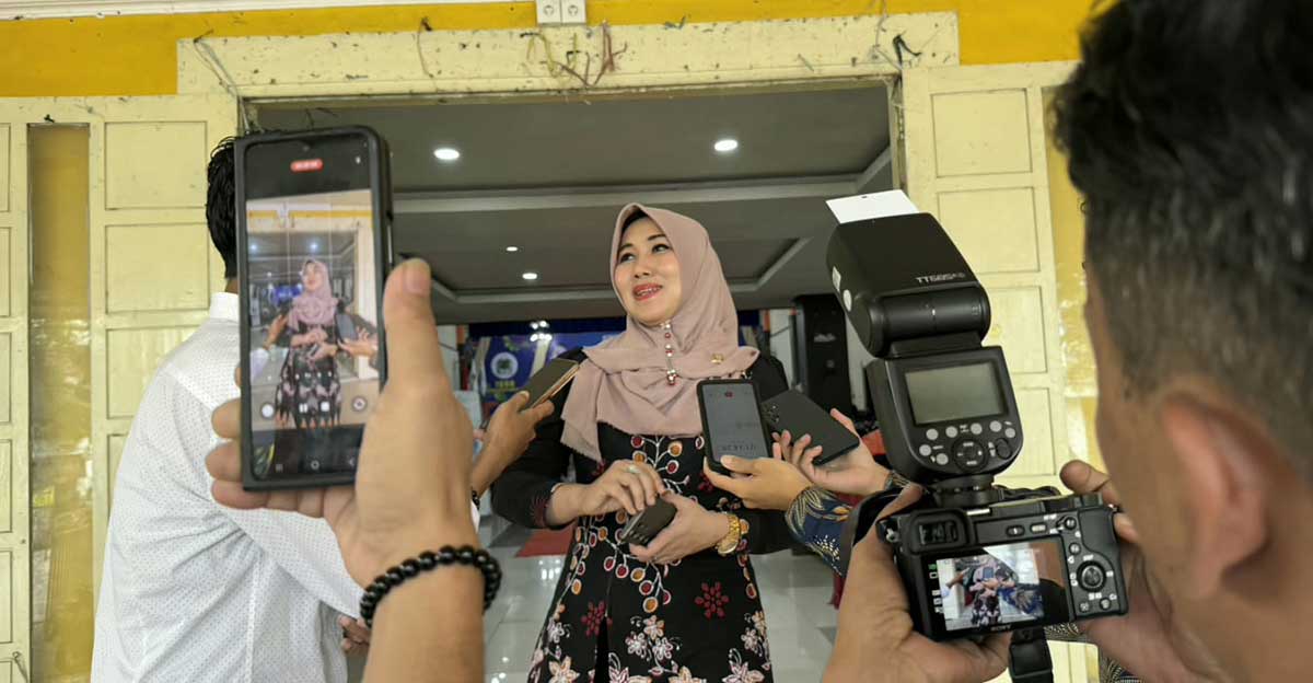 Anggota DPD RI asal Jawa Timur, Lia Istifhama atau yang akrab disapa Ning Lia, saat memberi keterangan ke awak media.