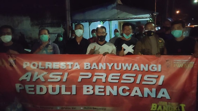Polresta Banyuwangi saat menyalurkan bantuan peduli bencana.