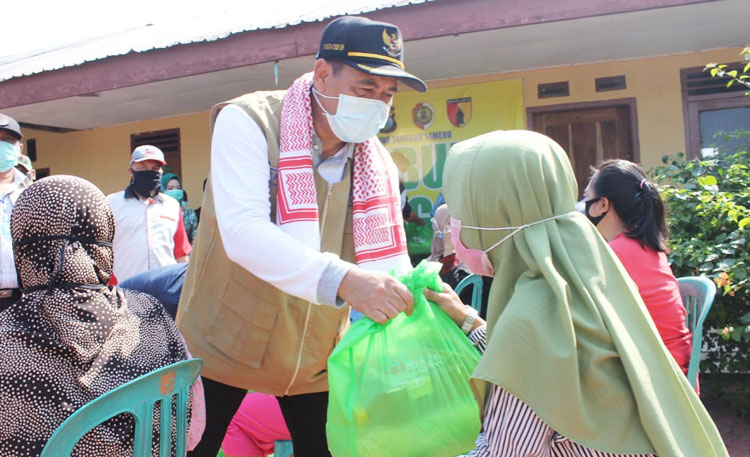 Bupati Pungkasiadi ketika menyerahkan bantuan kepada Kampung Tangguh Desa Leminggir.
