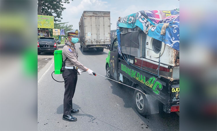 Kasatlantas Polres Mojokerto AKP AM Rido Ariefianto, S.I.K. memimpin langsung penyemprotan disinfektan.
