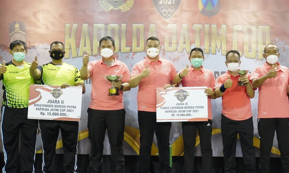 Personel Polresta Sidoarjo saat meraih penghargaan di ajang Kapolda Jatim Cup 2021.