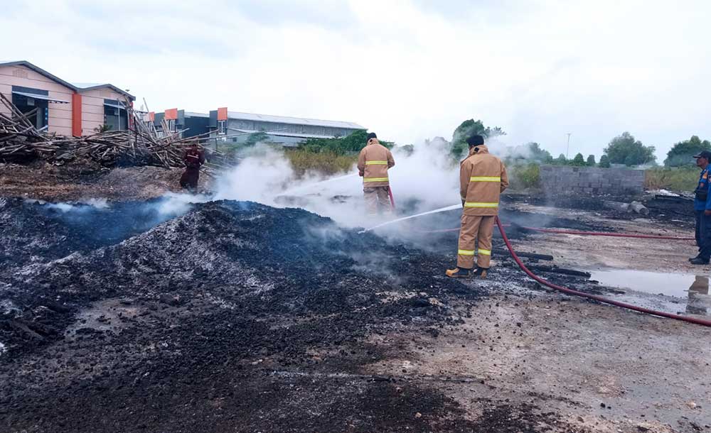 Tumpukan Kayu Palet di Pergudangan WIN Gresik Terbakar