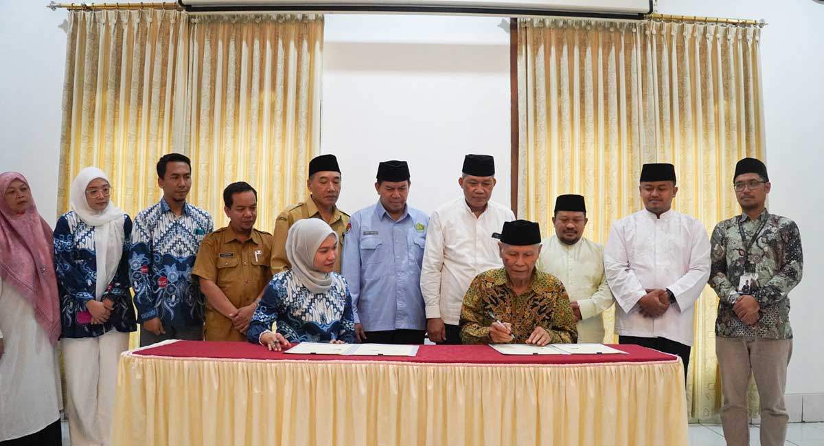 Ketua Ponpes Wali Barokah saat menandatangani MoU bersama Dekan FKG IIK Bhakti Wiyata.