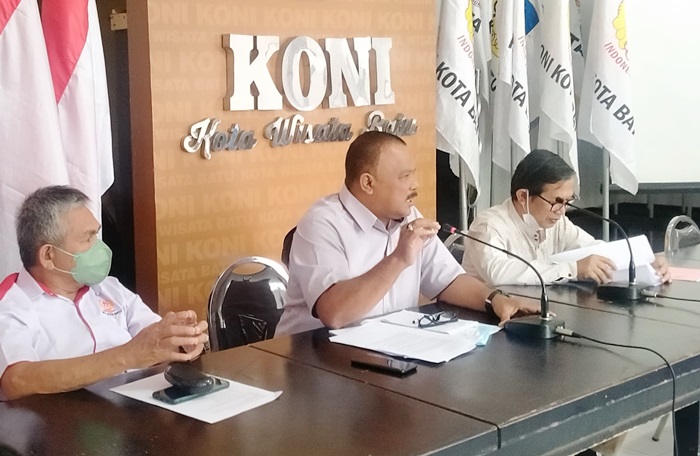 Kasatgas Kontingen Porprov VII Jatim Kota Batu, Sentot Ari Wahyudi (tengah) bersama Ketua KONI Kota Batu Mahfud (kiri) saat memaparkan perolehan medali Kontingen Kota Batu di porprov.