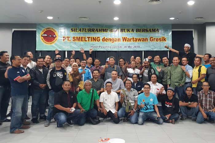 Wartawan Gresik dan jajaran manajemen PT. Smelting foto bersama usai buka bersama.