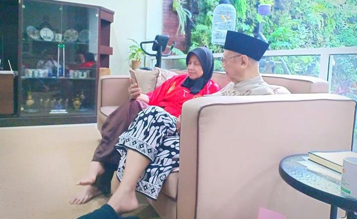 Ir KH Salahuddin Wahid (Gus Sholah) bersama istri tercintanya, Nyai Farida Salahuddin Wahid, duduk santai di teras rumahnya bagian dalam di Pesantren Tebuireng Jombang Jawa Timur. Foto: istimewa.