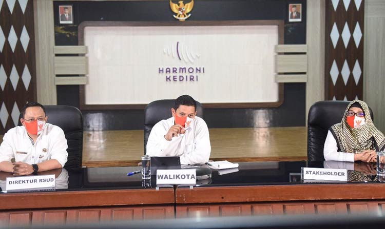 Wali Kota Kediri Abdullah Abu Bakar, didampingi Kepala Dinas Kesehatan Fauzan Adima, dan Lurah Mrican Yuli Rachmawati. (foto: ist).