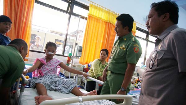 Bupati Nyono Suharli Wihandoko (dua dari kanan) melihat langsung kondisi pasien korban DBD yang masih dirawat di RSUD Jombang. foto: rony suhartomo/ BANGSAONLINE