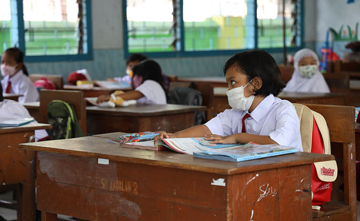 Para siswa saat mengikuti proses belajar mengajar di ruang kelas. Foto: Ist