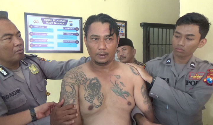 Pelaku saat diamankan di Mapolsek Diwek. foto: AAN AMRULLOH/ BANGSAONLINE