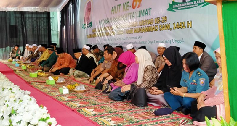 Para tuan guru, kiai, ulama, pejabat dan tokoh masyarakat pada acara HUT ke-69 Yayasan Maraqitta’limat di Mumben Lauk Lombok Barat NTB, Sabtu (14/3/2020). foto: bangsaonline.com