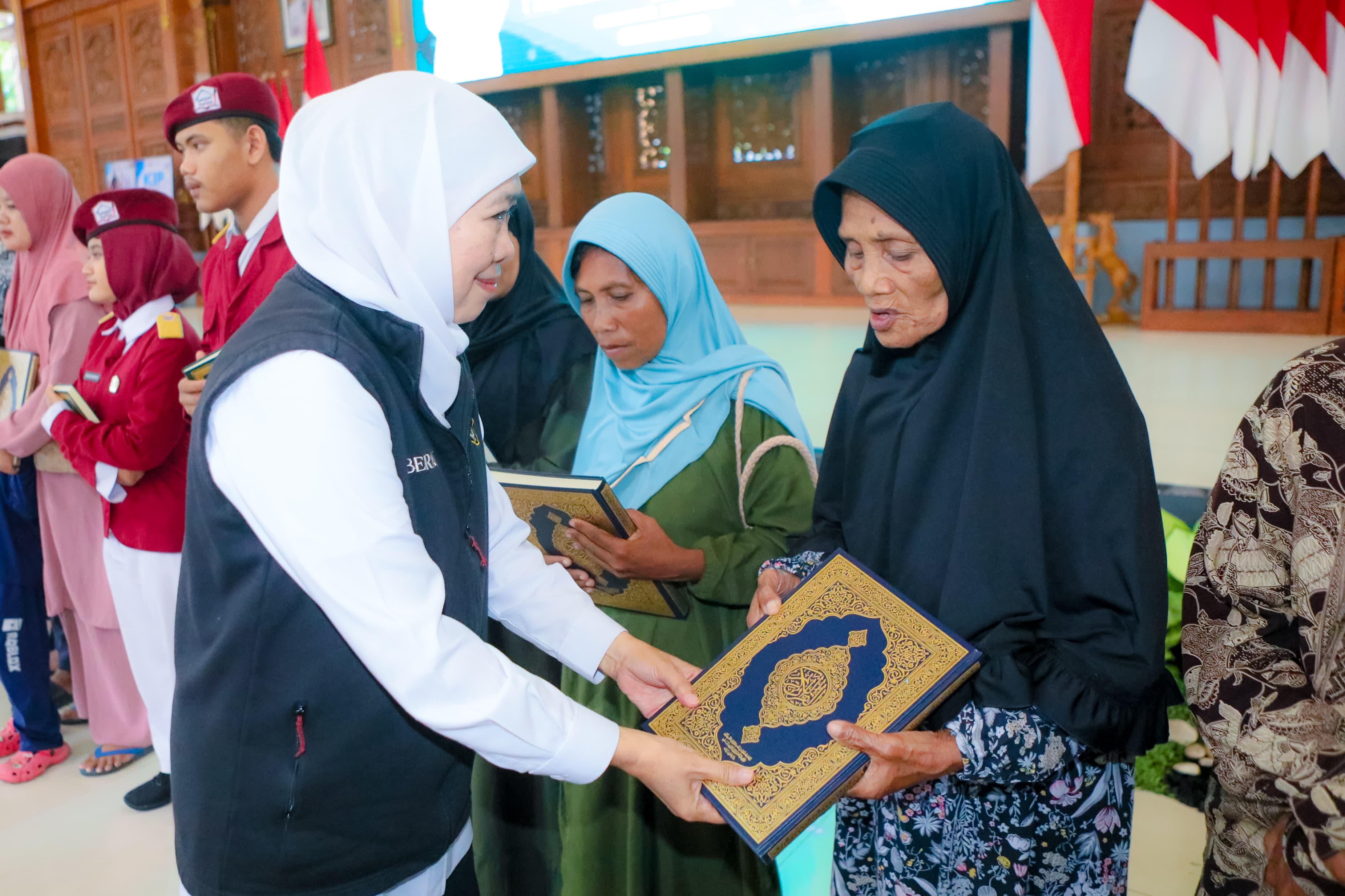 Gubernur Khofifah Bagikan Mushaf Madinah kepada Warga selama Sapa Bansos