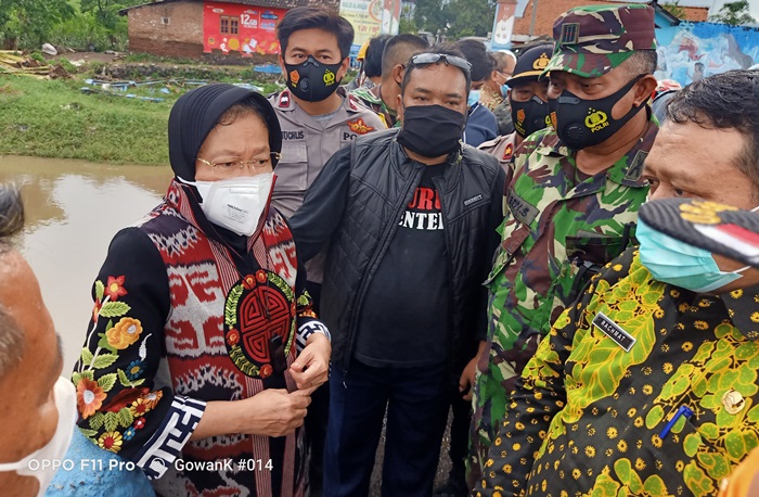 Menteri Sosial Tri Rismaharini melakukan kunjungan ke lokasi bencana banjir bandang di Desa Kepulungan, Kecamatan Gempol, Jumat (5/2/2021) sore. 