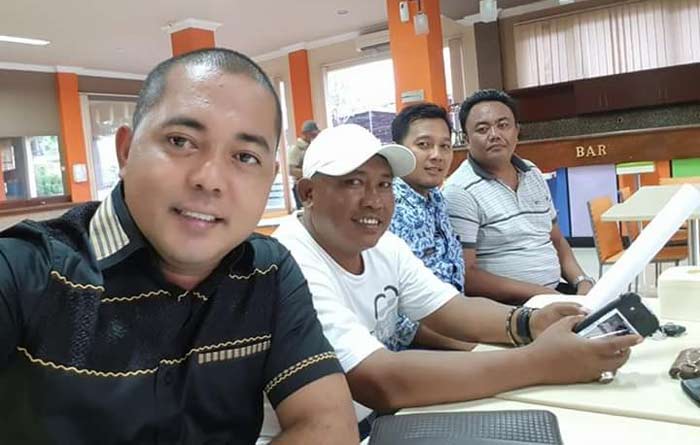 Rapat internal  yang dipimpin oleh Manajer Persekabpas Suryono Pane SH (kiri),  dengan beberapa pengurus, pelatih serta para sponsor, Senin (19/3). 