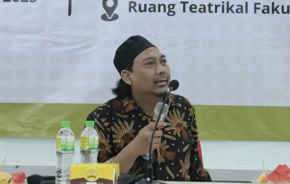 Aguk Irawan, MN.